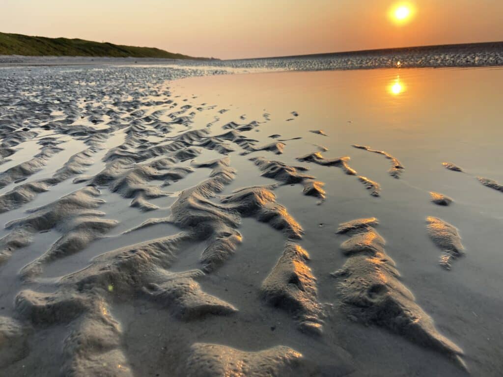 Sonnenuntergang am Strand Wangerooge – Urlaub für Paare