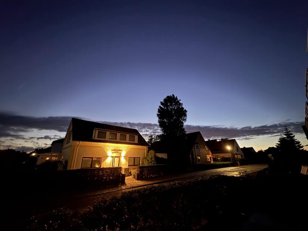 Haus Rinelde Wangerooge bei Sonnenuntergang – Ferienwohnung DECK 7 zentral auf der Insel