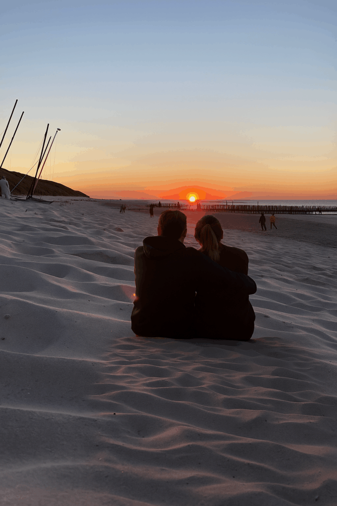 Romantischer Sonnenuntergang für Paare am Strand Wangerooge – Urlaub in Ferienwohnung DECK 7