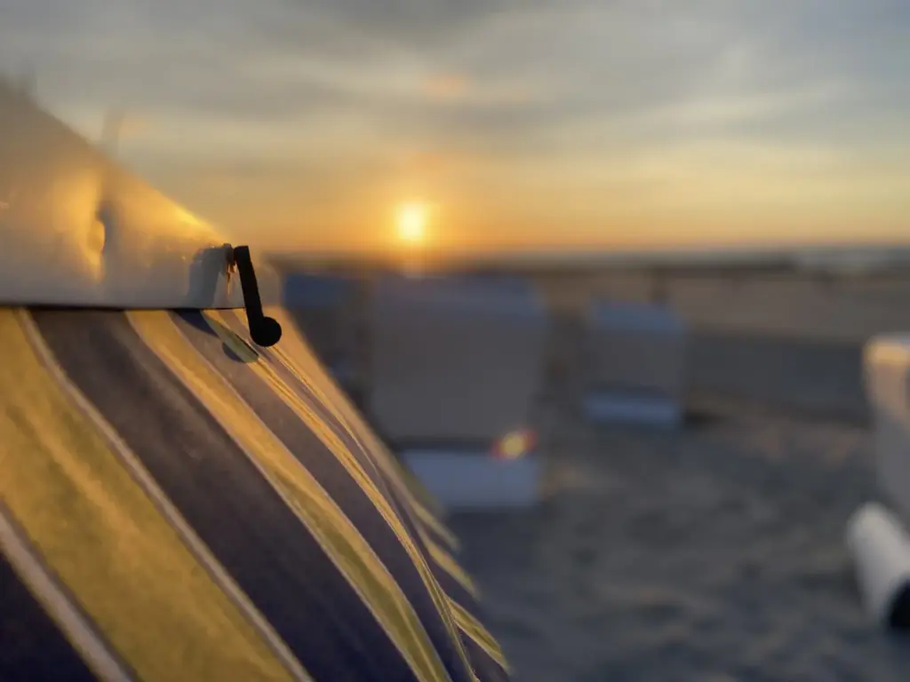 Gemütlicher Strandkorb am Strand von Wangerooge mit Sonnenuntergang – DECK 7 Ferienwohnung