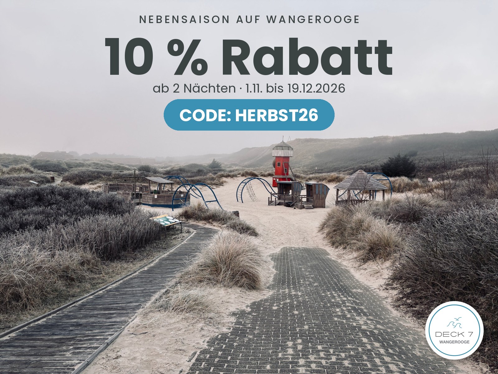 Raureif auf dem Dünenweg mit rotem Leuchtturm am Spielplatz auf Wangerooge: 10 % Rabatt in der Nebensaison, Code HERBST26, Aufenthalte 1.11. bis 19.12.2026 ab 2 Nächten